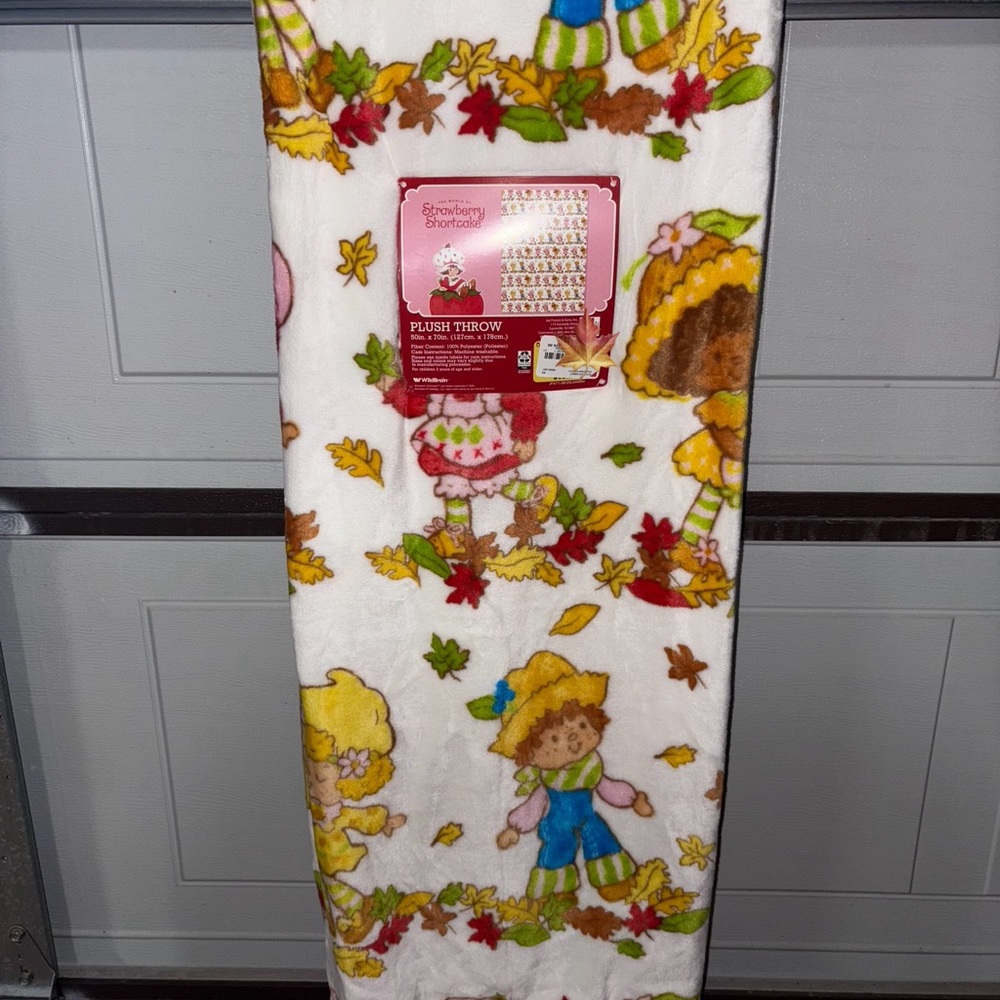Strawberry shortcake and friends Plush Throw Blanket - Multicolor